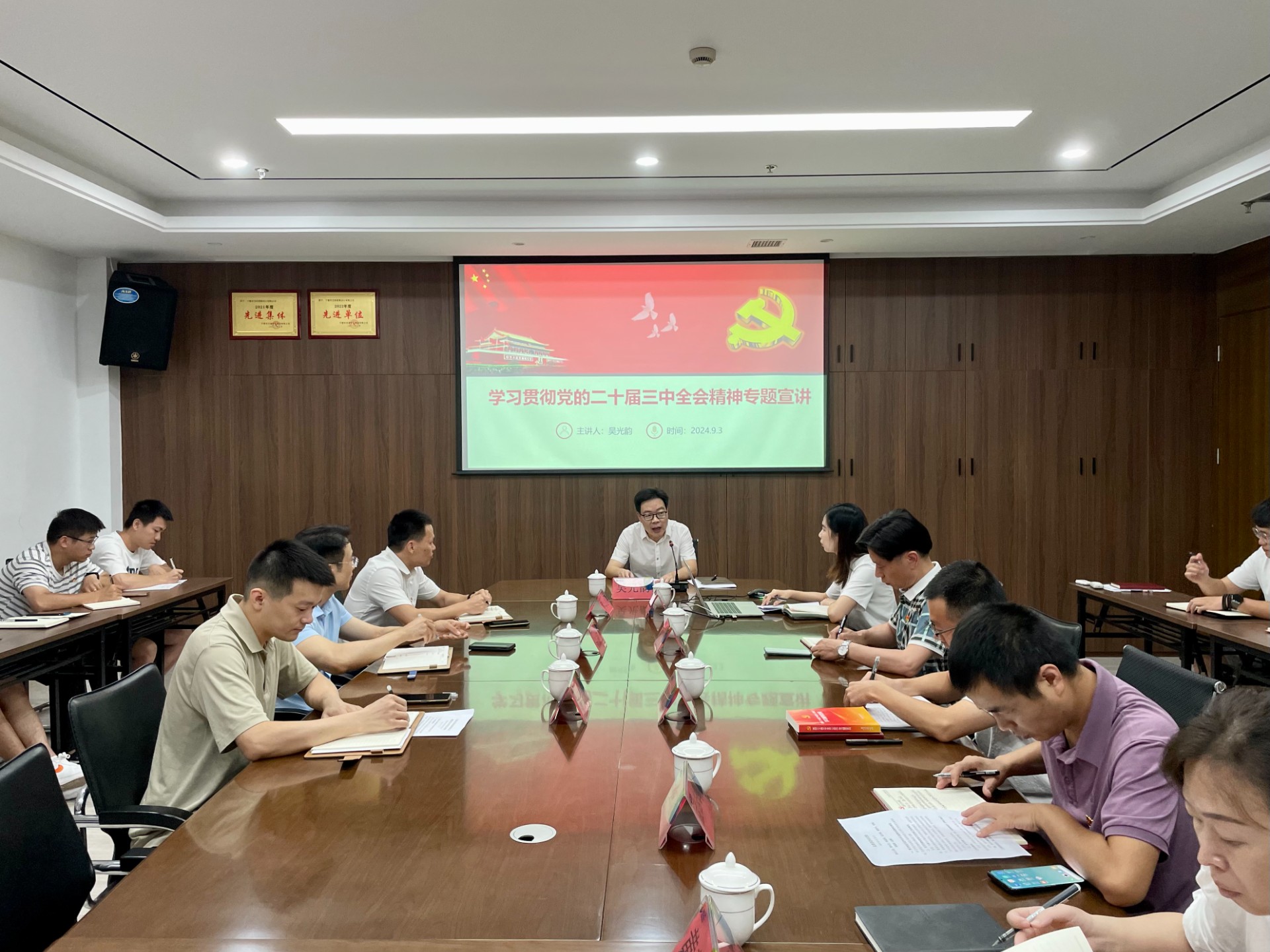 市交投集團(tuán)領(lǐng)導(dǎo)深入市交投物流集團(tuán)市交投勘察設(shè)計(jì)公司開(kāi)展聯(lián)系點(diǎn)工作，葉嵐清拍攝1.jpg
