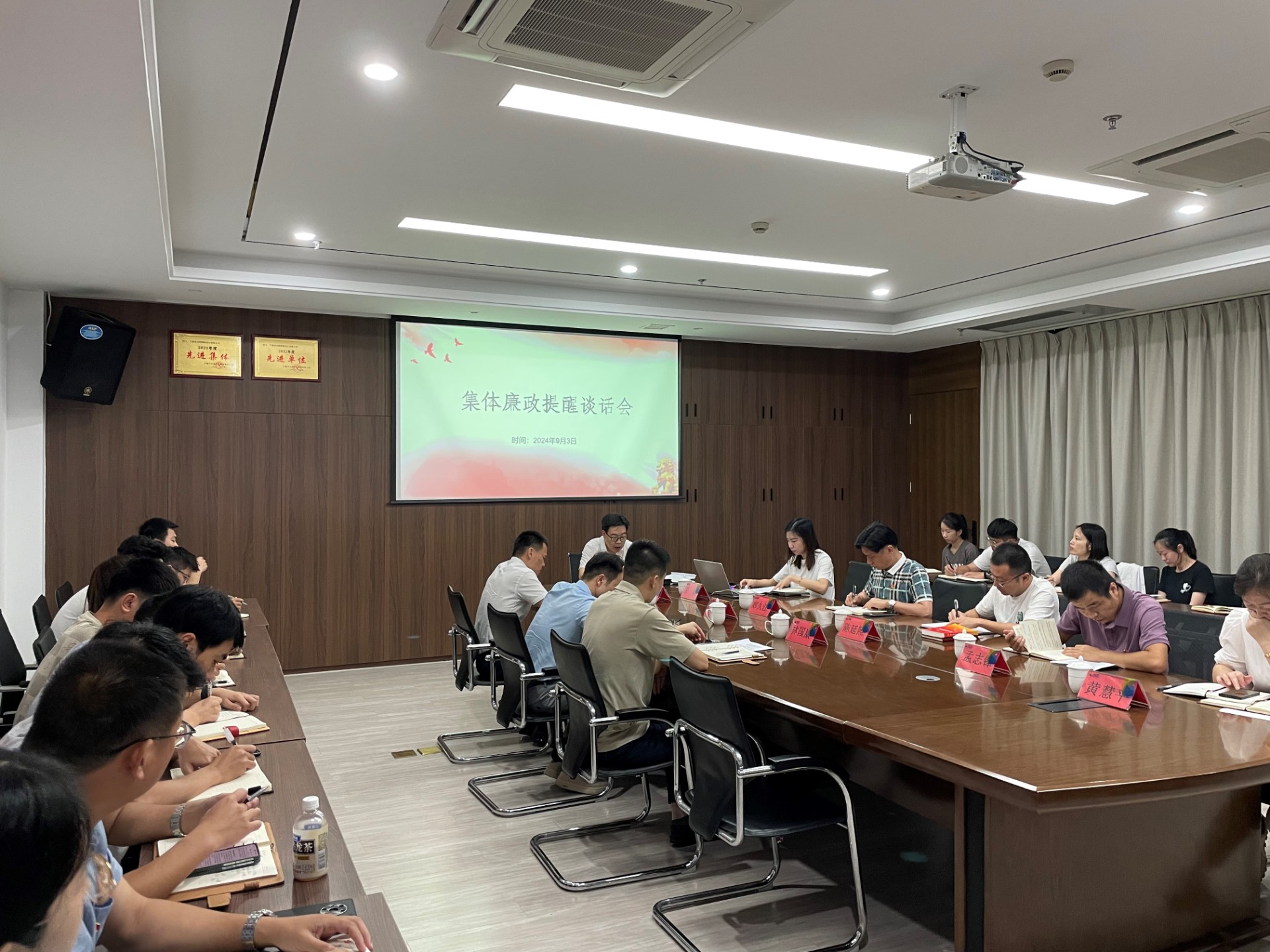 市交投集團(tuán)領(lǐng)導(dǎo)深入市交投物流集團(tuán)市交投勘察設(shè)計(jì)公司開(kāi)展聯(lián)系點(diǎn)工作，葉嵐清拍攝2.jpg